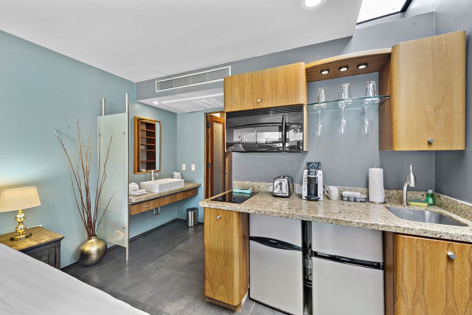 Fridge, coffee/tea maker