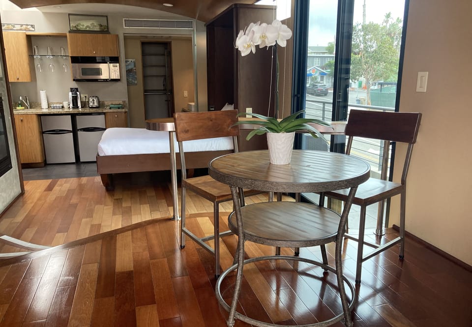 Deluxe Room, 1 Queen Bed (North Building) | Down comforters, desk, iron/ironing board, WiFi