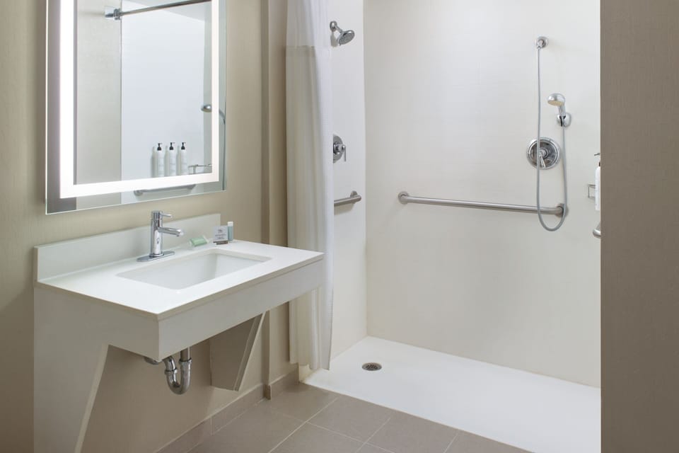 Combined shower/tub, designer toiletries, hair dryer, towels