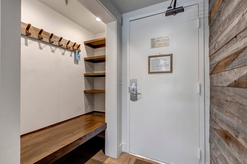 Condo Entry with Space for your Gear and Skis/Snowboard