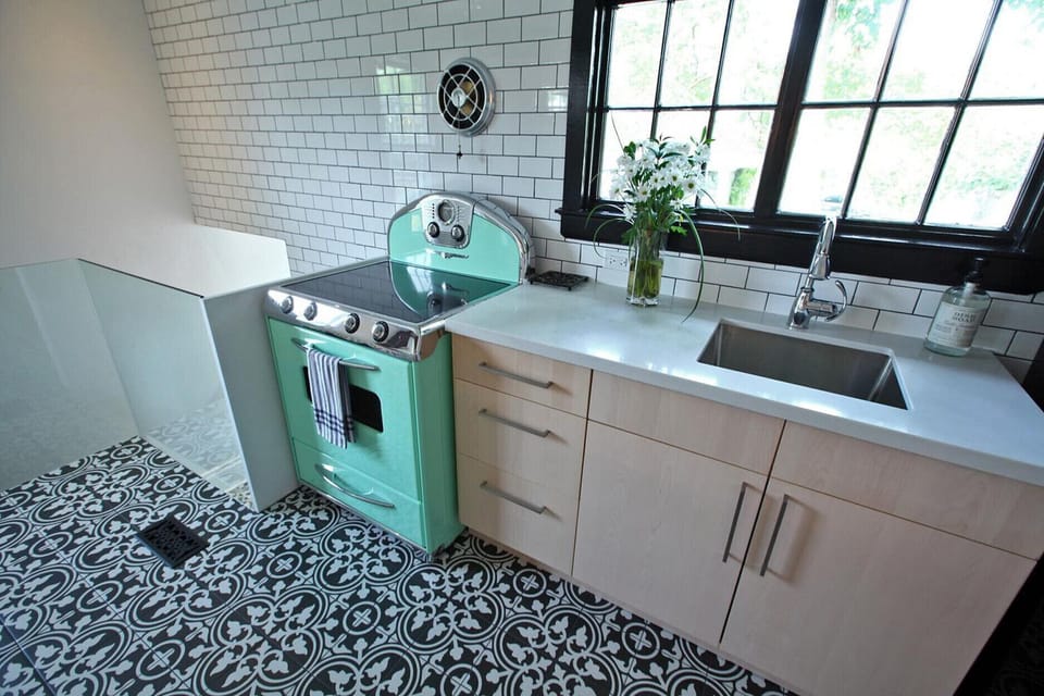 Retro kitchen in The White House Vacation Rental