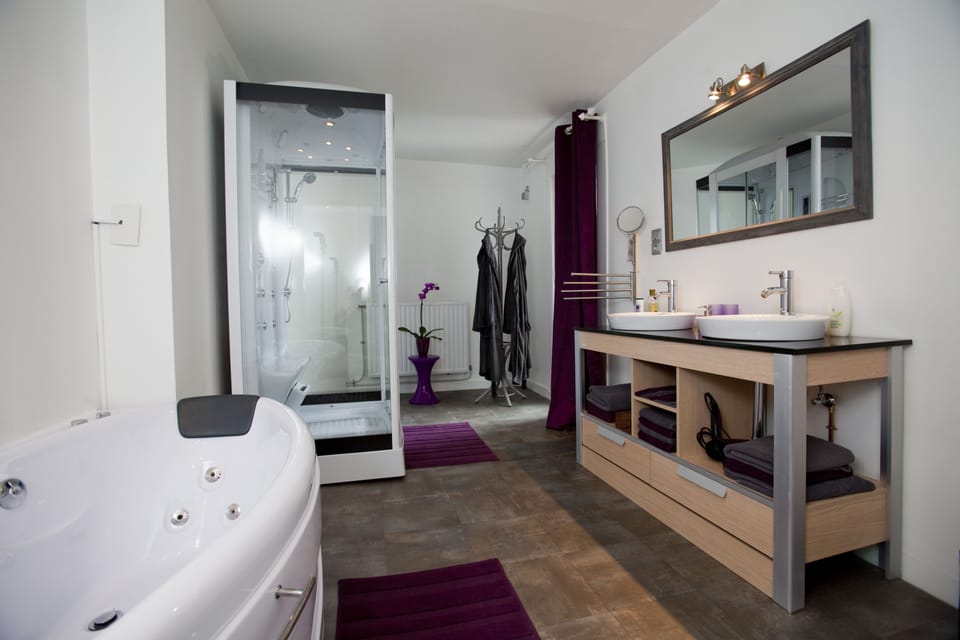 Deluxe Suite, Balcony | Bathroom amenities | Separate tub and shower, deep soaking tub, rainfall showerhead