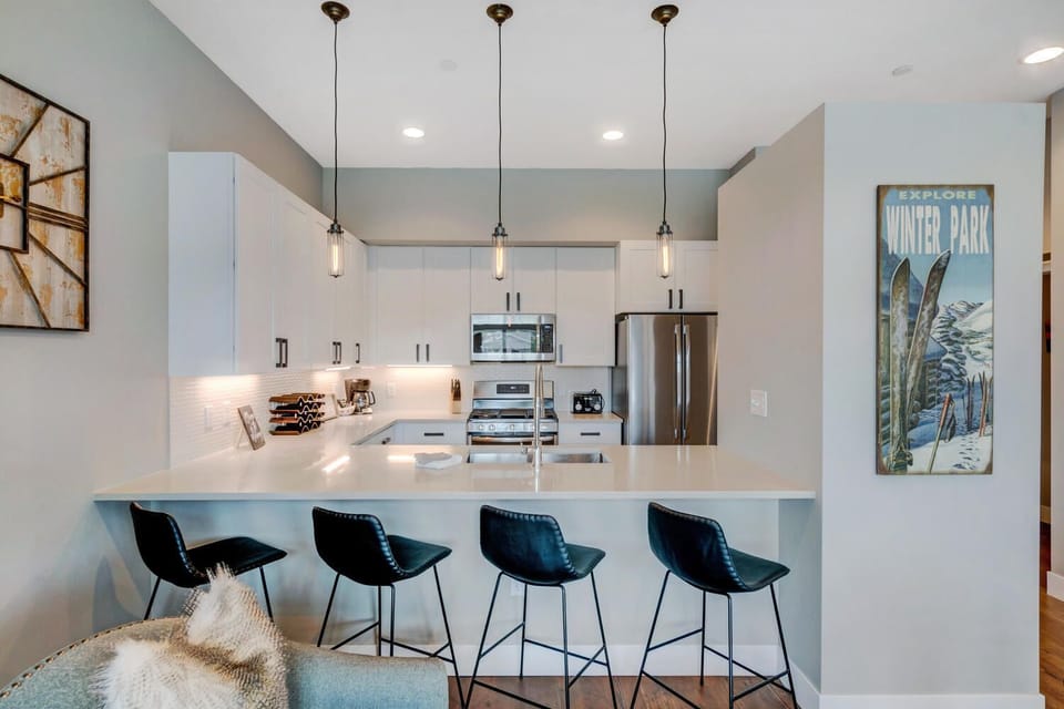 Large counter bar area with seating for 4