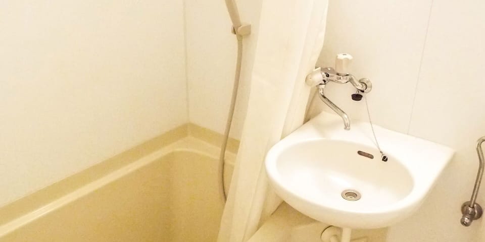 Combined shower/tub, deep soaking tub, free toiletries, hair dryer