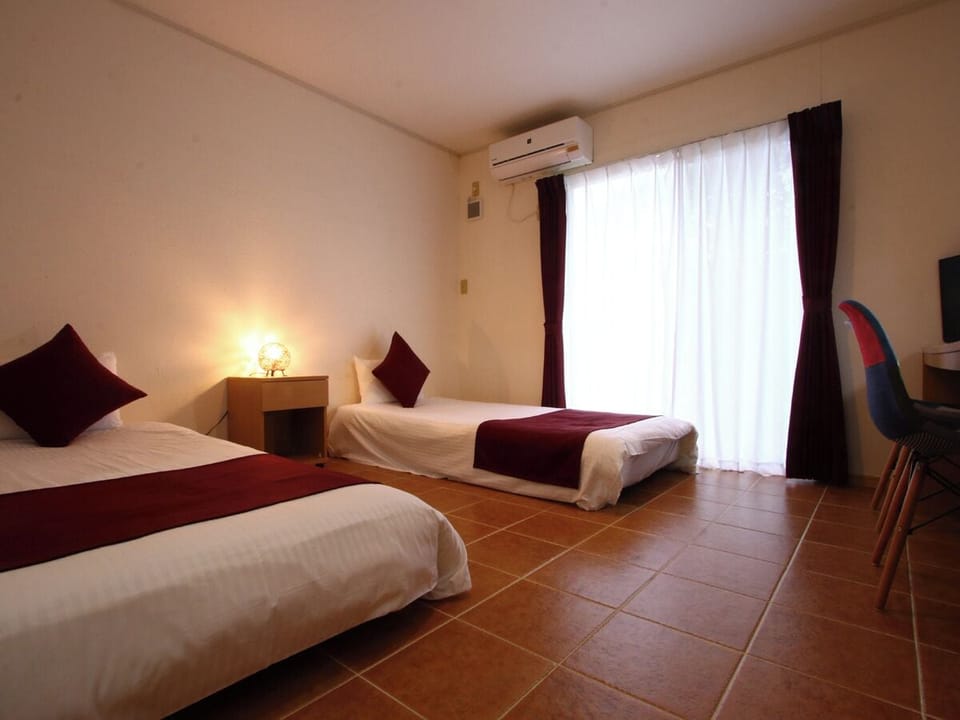 Twin Room with Extra Bed | Desk, free WiFi, bed sheets