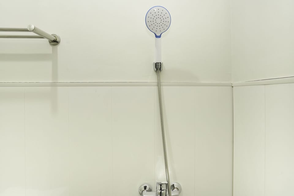 Standard Double Room | Bathroom | Shower, towels