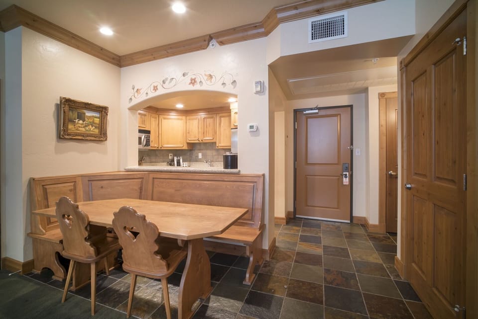 Kitchen & Dining