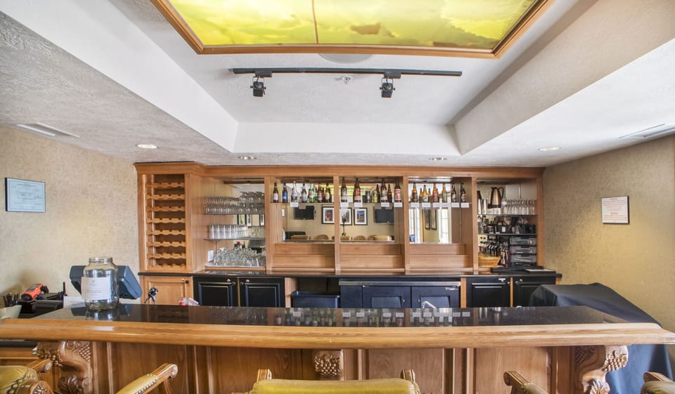 Bar & Lounge