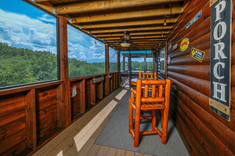 Log Cabin in the Smoky Mountains - Perky Peaks Lodge - Main level screened in back deck