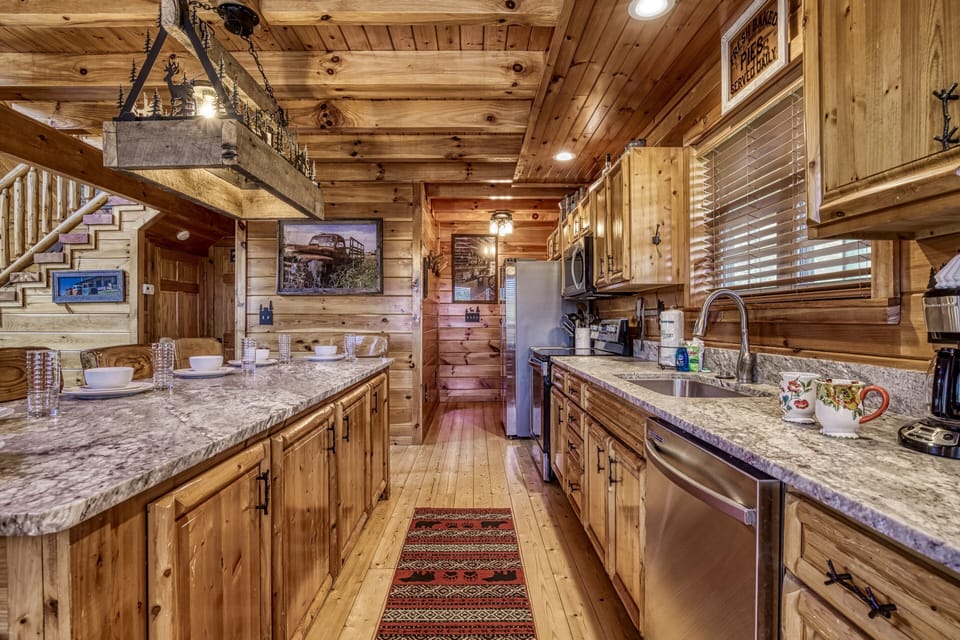 Luxury Cabin in the Smokies - Fully furnished kitchen with granite countertops and stainless steel appliances