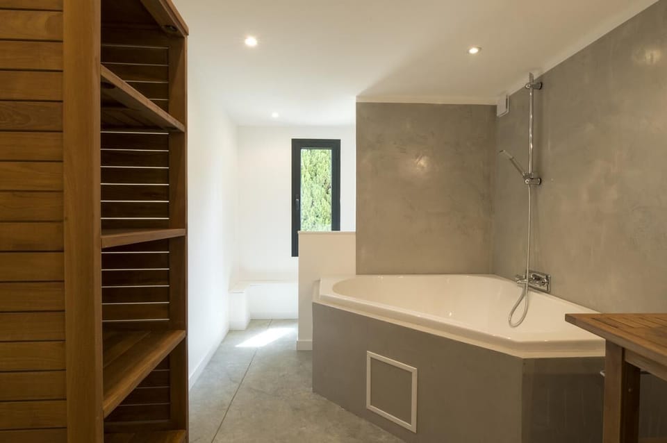 Family Room | Bathroom | Free toiletries, towels