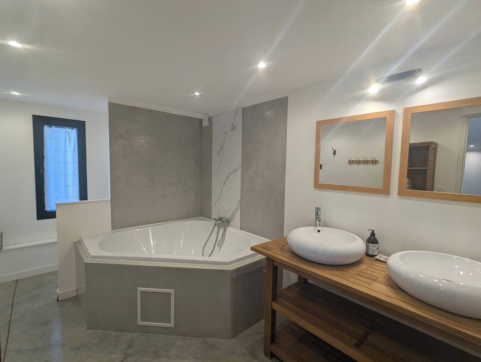 Family Room | Bathroom | Free toiletries, towels