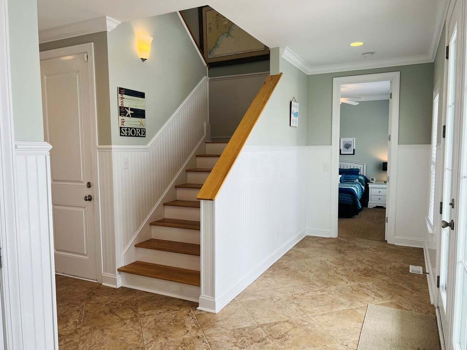 Lower Level Entrance Way