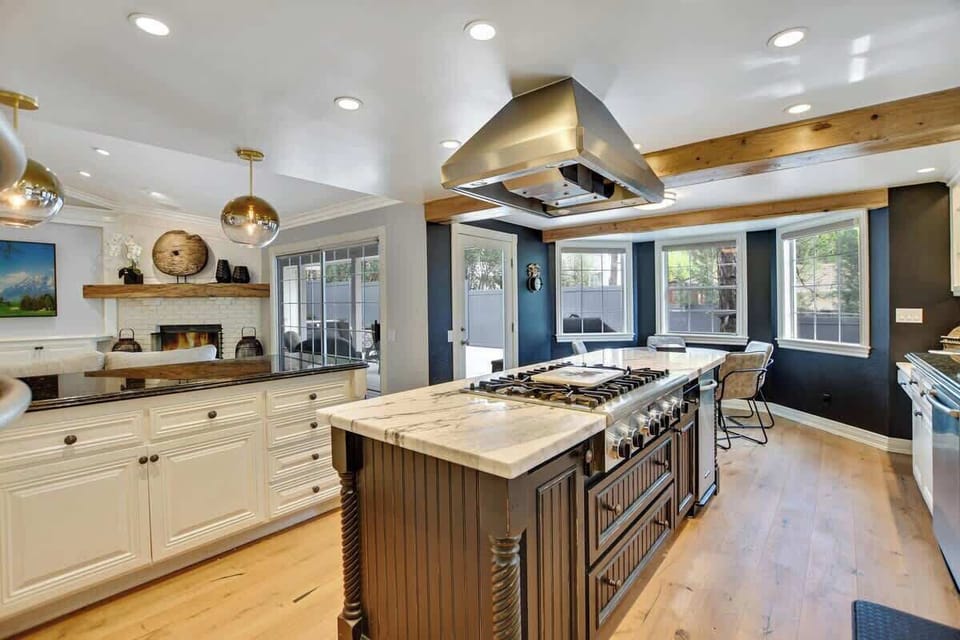 Kitchen fully equipped.