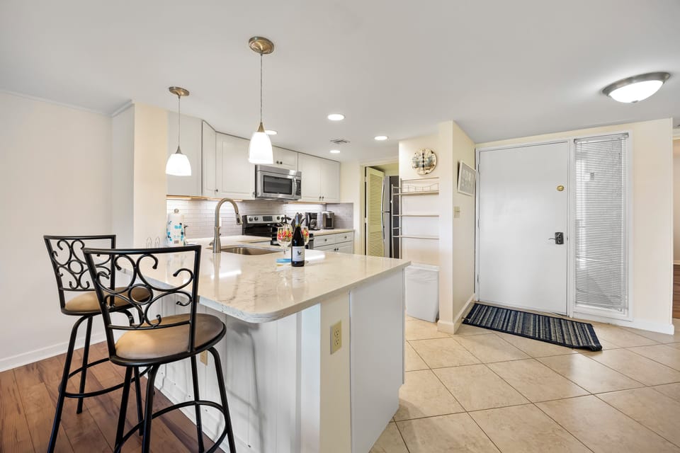 Fully equipped kitchen with breakfast bar