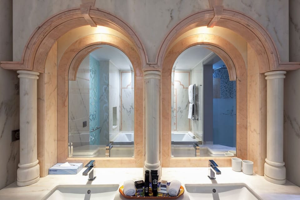 Suite | Bathroom | Free toiletries, hair dryer, bathrobes, towels