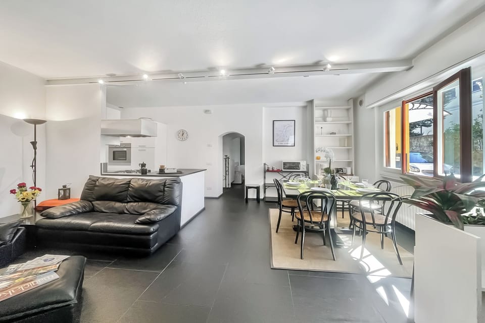 Family Apartment, Multiple Bedrooms (Menaggio 57) | Living room | 24-inch flat-screen TV with cable channels