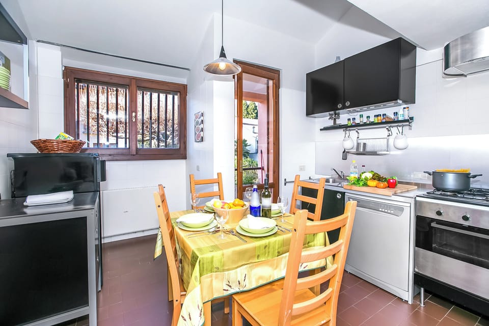Family Apartment, 3 Bedrooms, 2 Bathrooms, Mountainside (Cadenabbia Fantastico) | Private kitchen | Fridge, microwave, oven, stovetop
