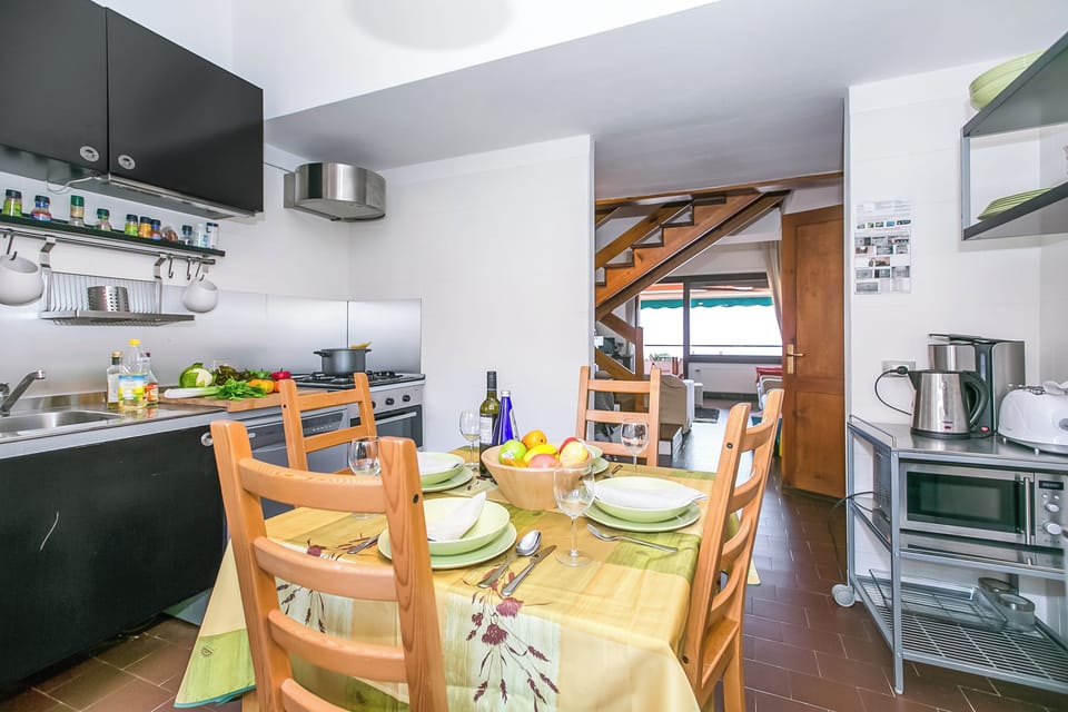 Family Apartment, 3 Bedrooms, 2 Bathrooms, Mountainside (Cadenabbia Fantastico) | Private kitchen | Fridge, microwave, oven, stovetop