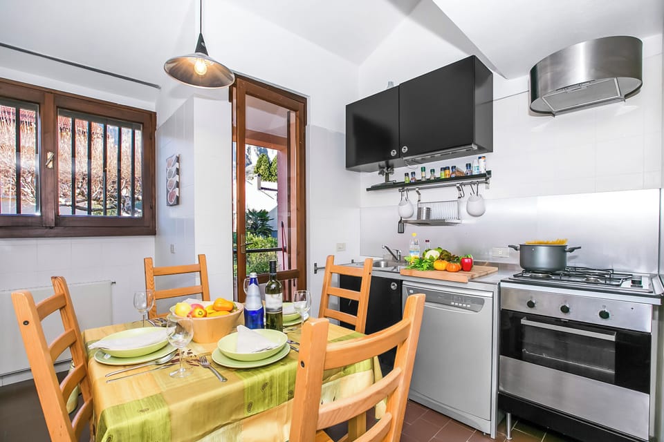Family Apartment, 3 Bedrooms, 2 Bathrooms, Mountainside (Cadenabbia Fantastico) | Private kitchen | Fridge, microwave, oven, stovetop