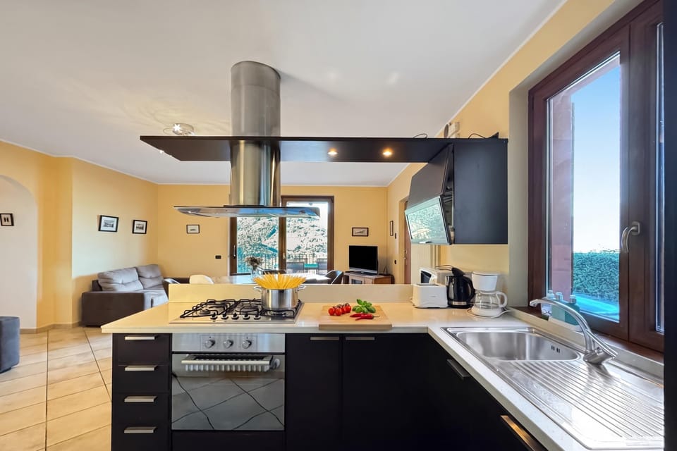 Family Townhome, 4 Bedrooms, 2 Bathrooms, Mountainside (Clubhouse) | Private kitchen | Fridge, oven, stovetop, dishwasher