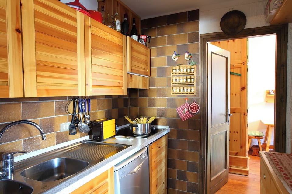 Family Apartment, 2 Bedrooms, 2 Bathrooms (Vista Livigno) | Private kitchen | Fridge, stovetop, dishwasher, coffee/tea maker