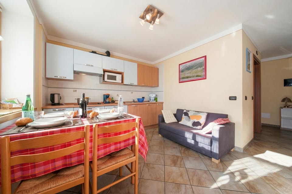 Family Apartment, 2 Bedrooms, Microwave (Italia 2 Ski in-Ski out 50m) | Private kitchen | Coffee/tea maker, fridge, microwave, stovetop