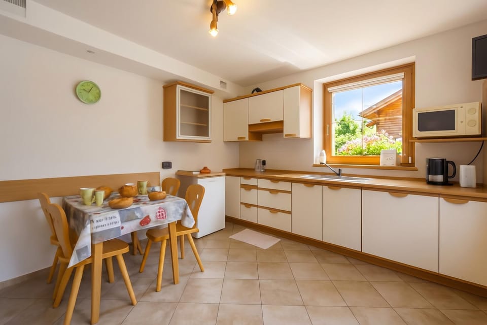 Family Apartment, 2 Bedrooms, Microwave (Italia 1 Ski in- Ski out 50m) | Private kitchen | Coffee/tea maker, fridge, microwave, stovetop