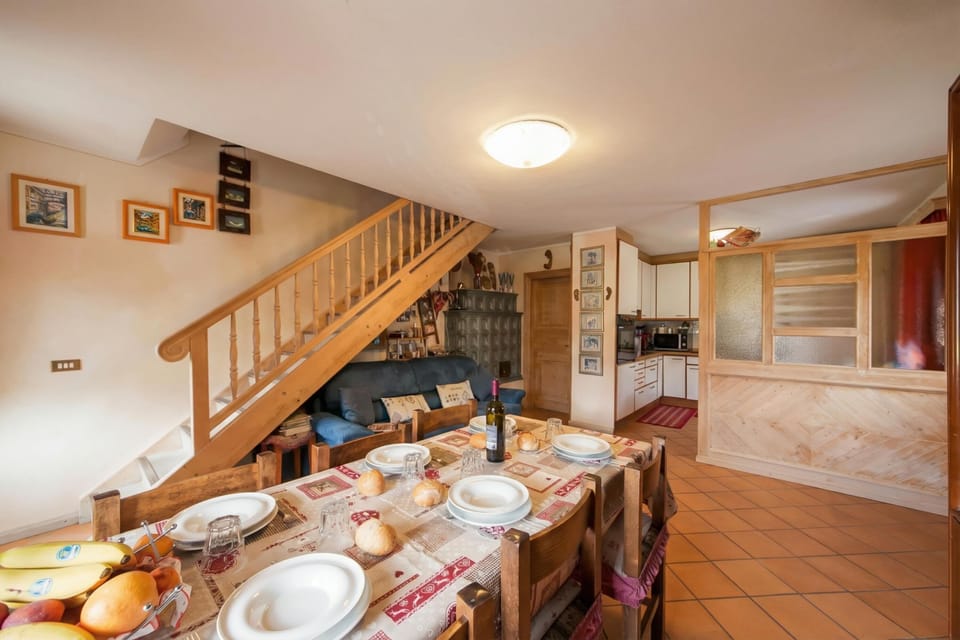 Family Apartment, 3 Bedrooms, 2 Bathrooms (Azalea) | Dining room
