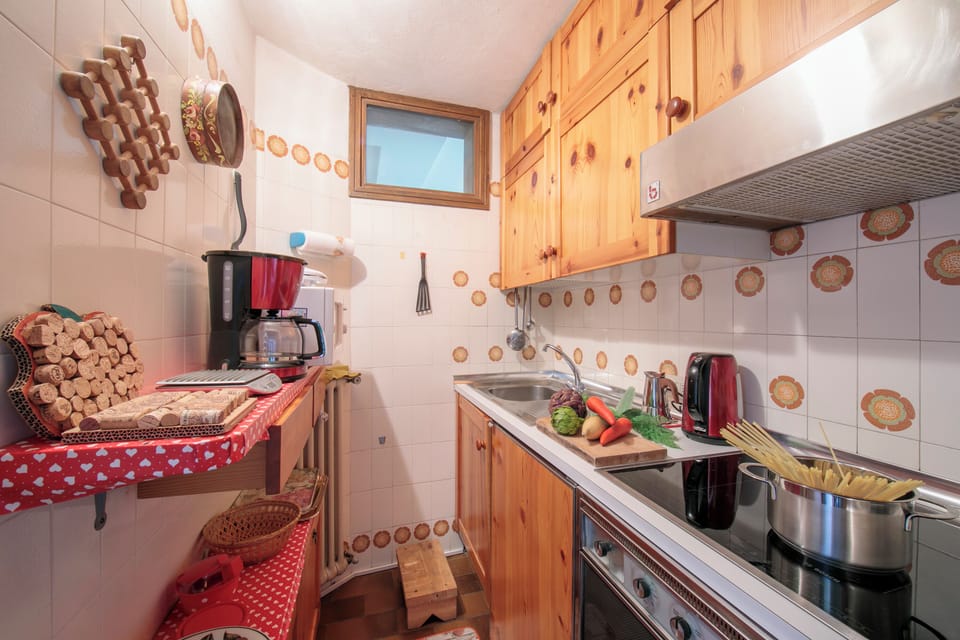 Family Apartment, 1 Bedroom, Fireplace, Mountainside (Arianna) | Private kitchen | Microwave, oven, stovetop, coffee/tea maker