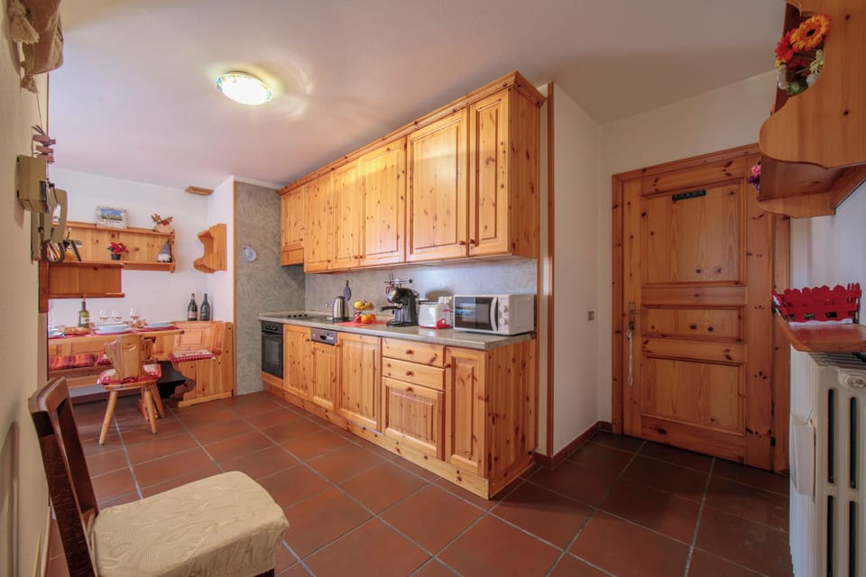 Family Apartment, 2 Bedrooms, 2 Bathrooms (Martina Ski in - Ski out 50m) | Private kitchen | Microwave, oven, stovetop, dishwasher