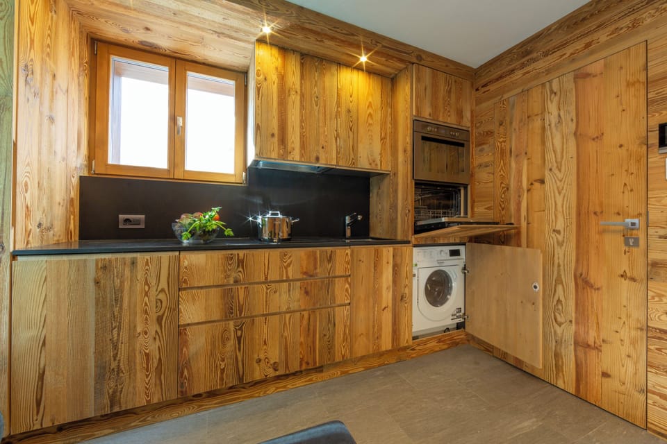 Family Apartment, 1 Bedroom, Microwave (Marlies Ski in - Ski out 50m) | Private kitchen | Coffee/tea maker, microwave, oven, stovetop