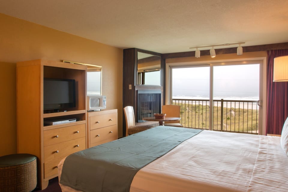 Room, 1 King Bed, Ocean View | Free cribs/infant beds, rollaway beds, free WiFi, bed sheets