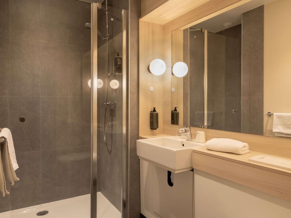 Standard Room, 2 Twin Beds | Desk, laptop workspace, blackout drapes, soundproofing
