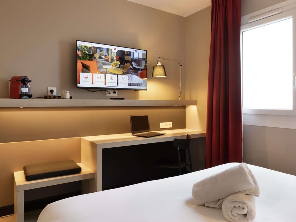 Comfort Room, 1 Double Bed | Desk, laptop workspace, blackout drapes, soundproofing