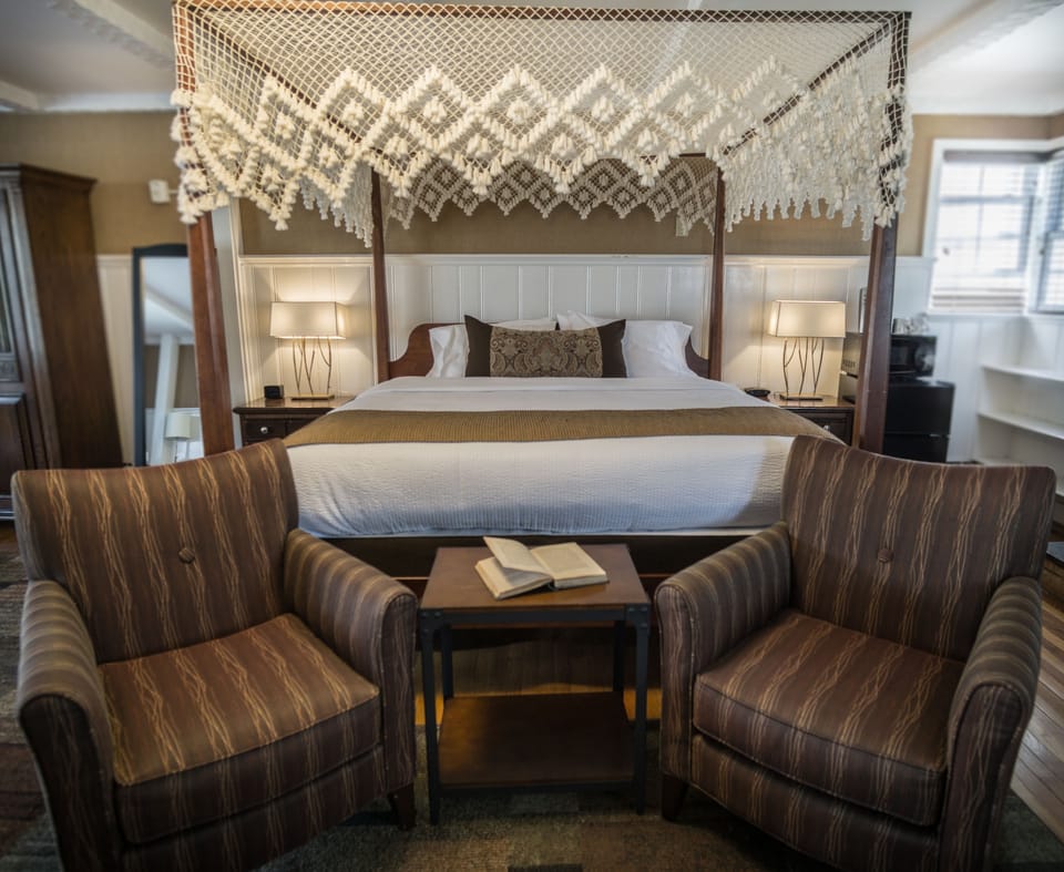 Superior Room, 1 King Bed, Jetted Tub | Desk, laptop workspace, iron/ironing board, free WiFi