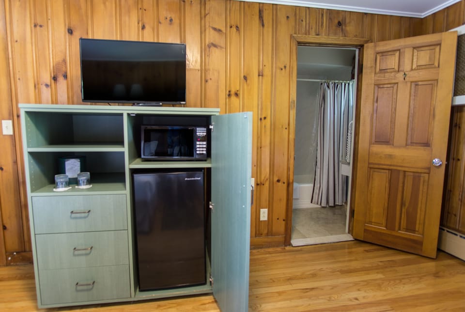Economy Room, 2 Double Beds, Ground Floor | Living area | 42-inch flat-screen TV with cable channels, TV