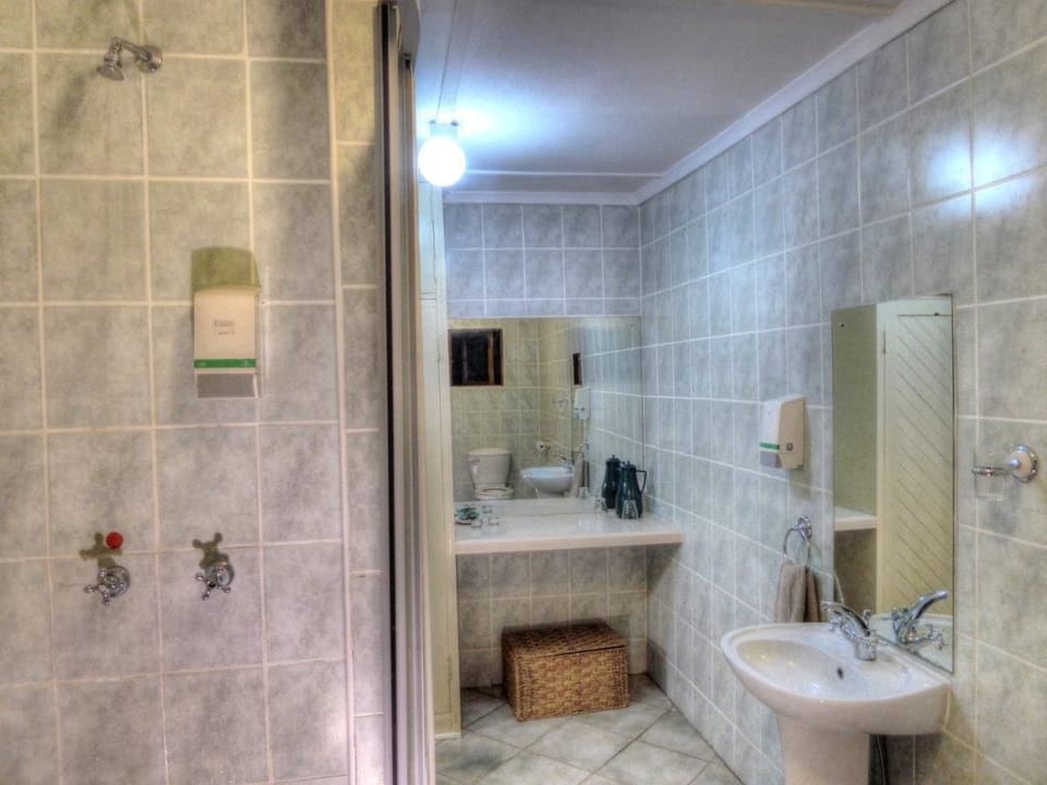 Classic Twin Room | Bathroom | Shower, free toiletries