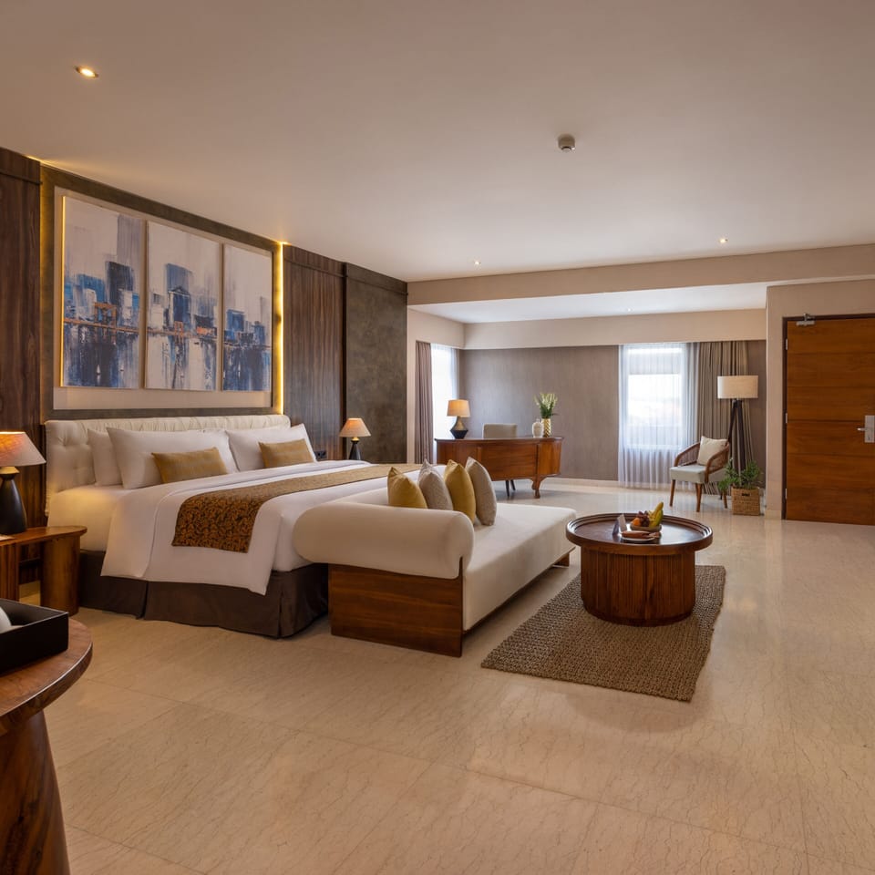 Executive Suite | Free minibar items, in-room safe, desk, laptop workspace