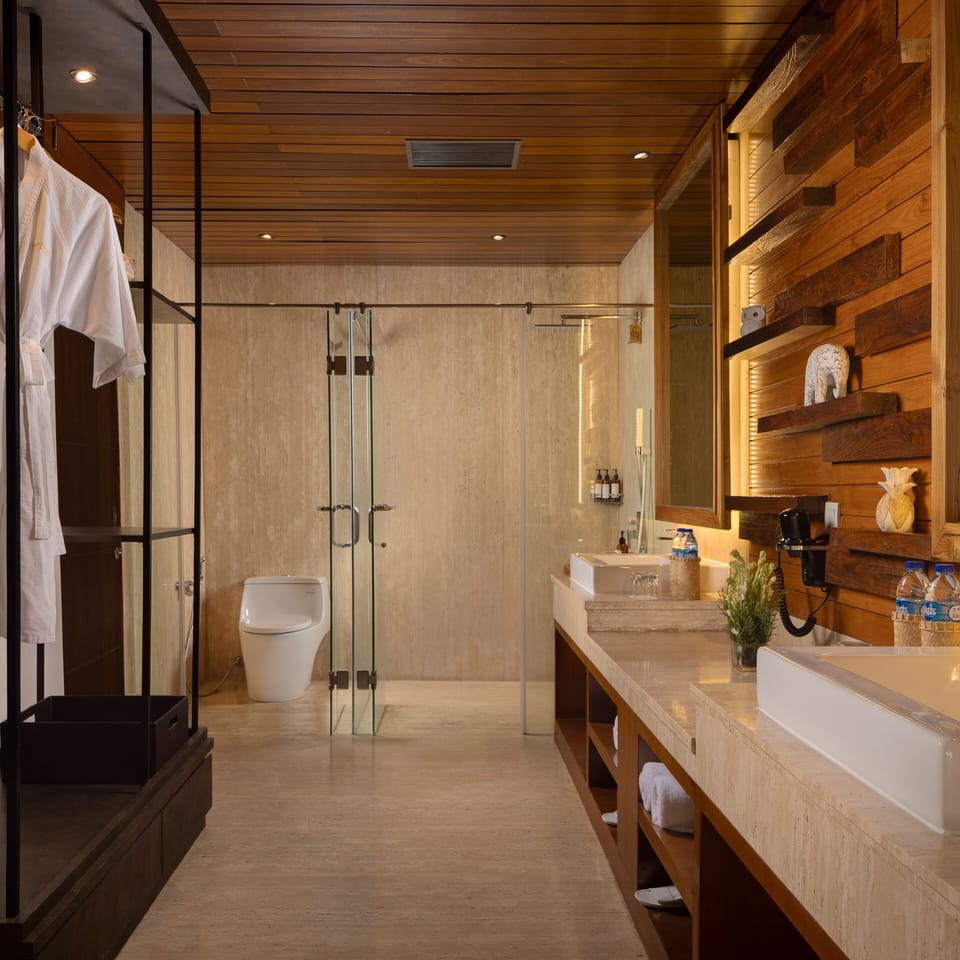Executive Suite | Bathroom | Shower, free toiletries, hair dryer, slippers