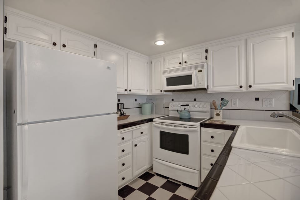 11 KITCHEN TIGHT