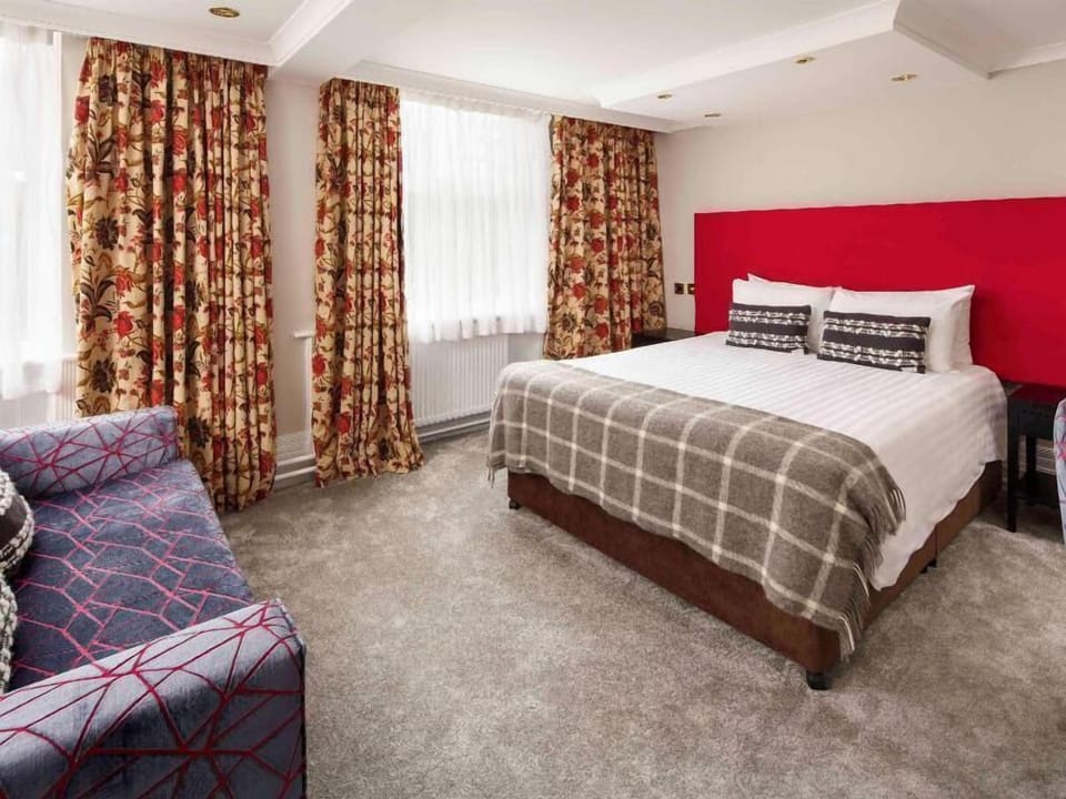 Desk, soundproofing, iron/ironing board, free WiFi