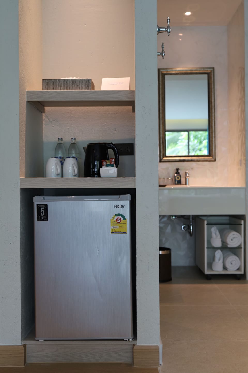 Bay Romance | Minibar, in-room safe, desk, blackout drapes