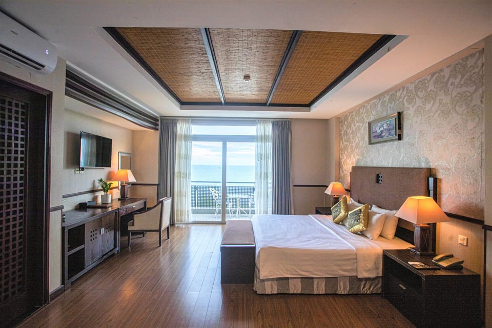 Suite | Minibar, in-room safe, desk, blackout drapes