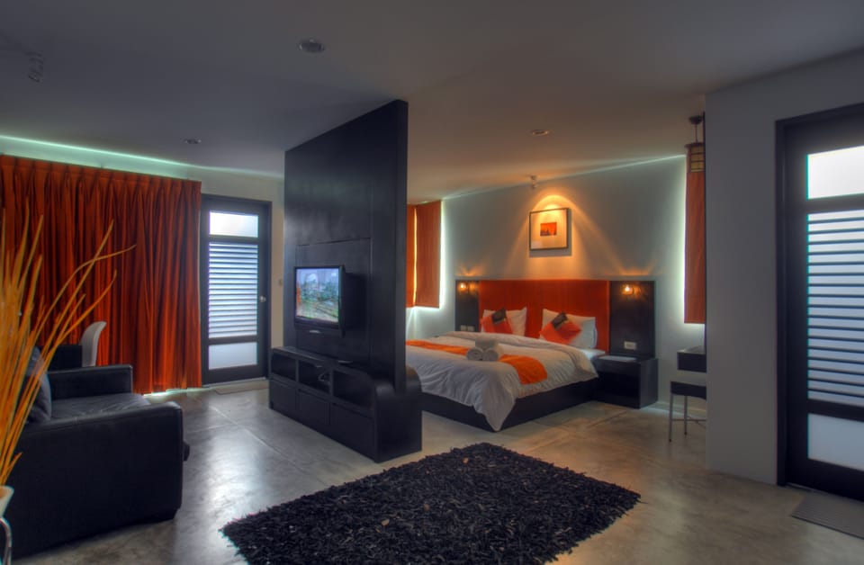 Deluxe King Suite | Minibar, in-room safe, desk, iron/ironing board