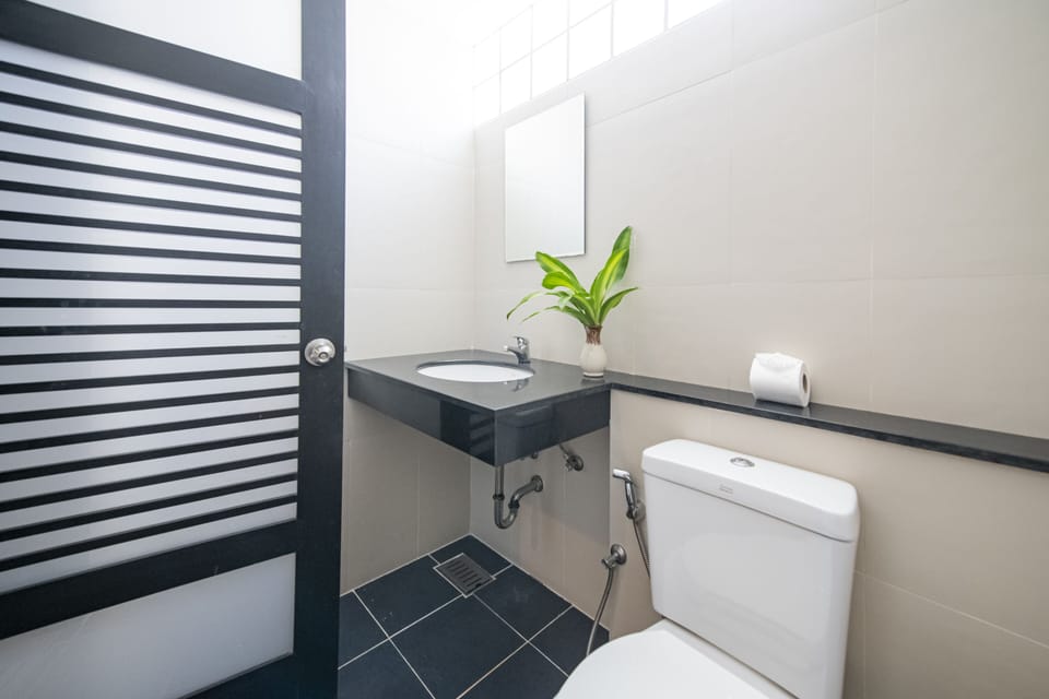 Deluxe King Suite | Bathroom | Shower, free toiletries, hair dryer, towels
