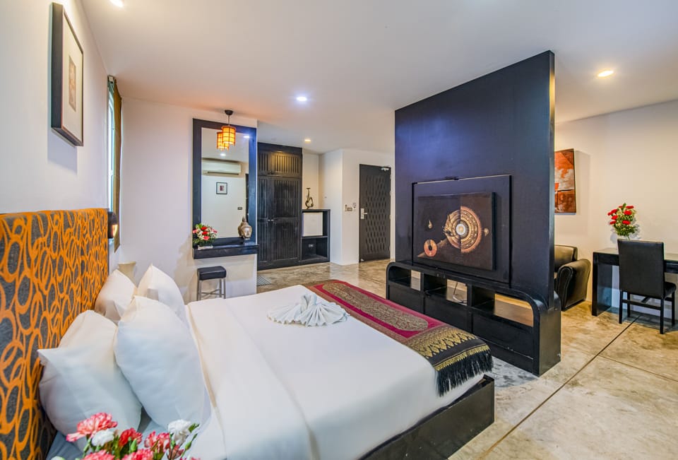 Deluxe King Suite | Minibar, in-room safe, desk, iron/ironing board