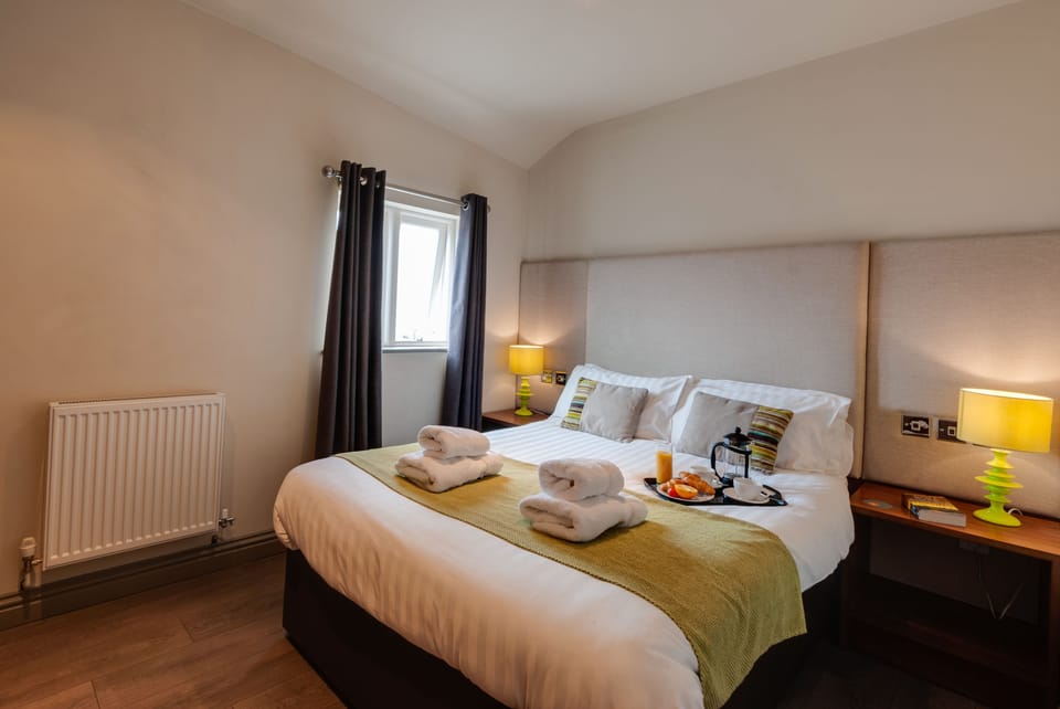 Apartment, 2 Bedrooms | Egyptian cotton sheets, iron/ironing board, free WiFi, bed sheets