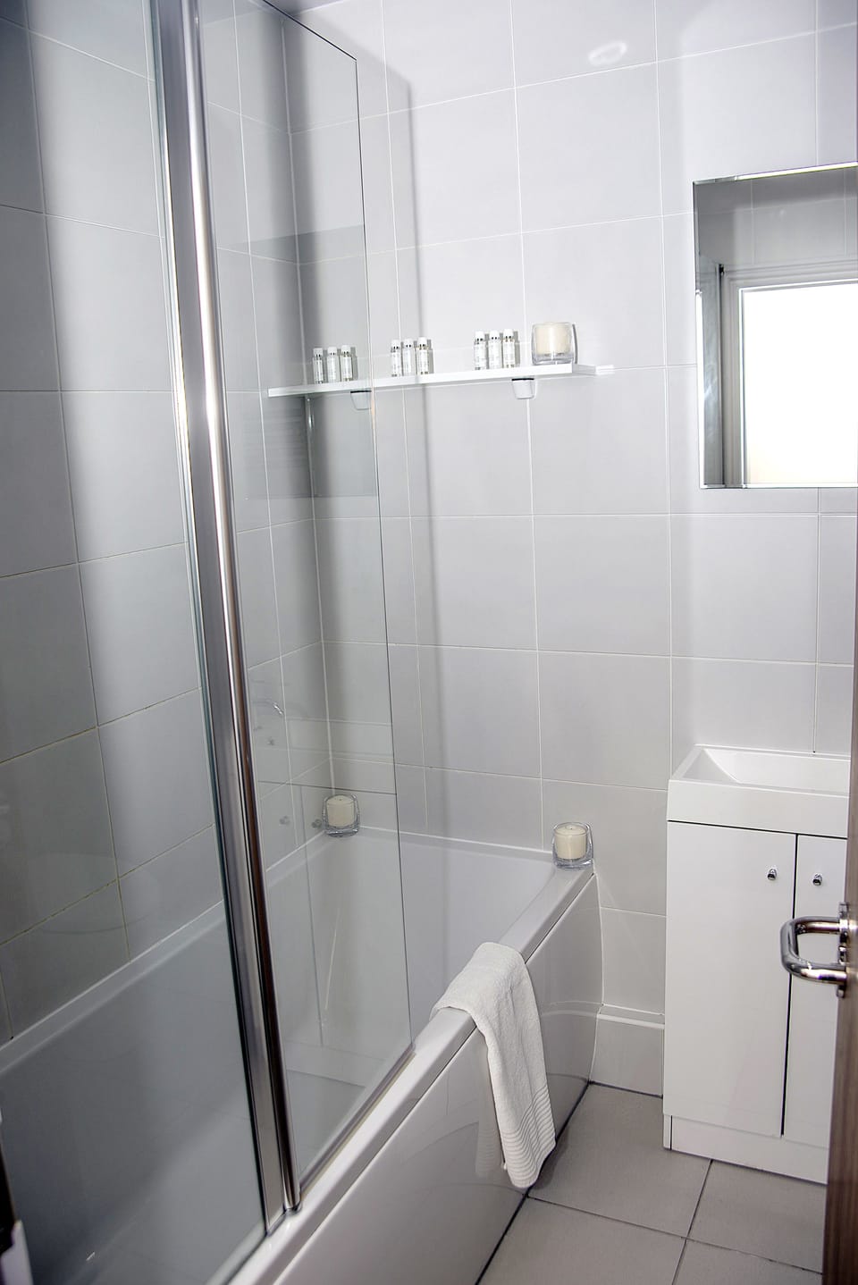 Apartment, 2 Bedrooms | Bathroom | Free toiletries, hair dryer, towels