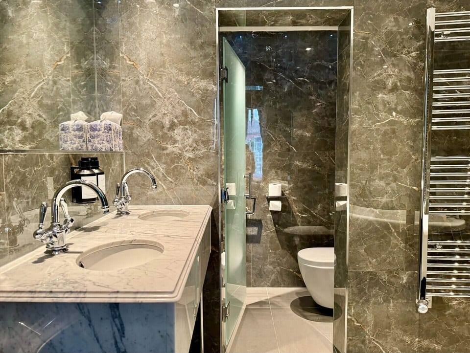 Superior Grand Suite | Bathroom | Free toiletries, hair dryer, bathrobes, slippers